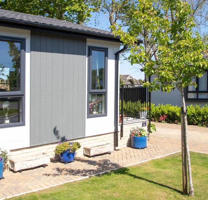Lodge with tree Square