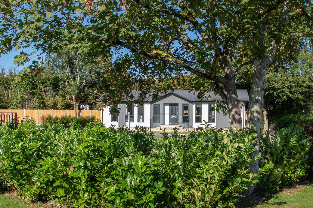 Omar Ikon Exterior 2 min WEBP