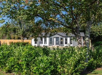 Omar Ikon Exterior 2 min WEBP